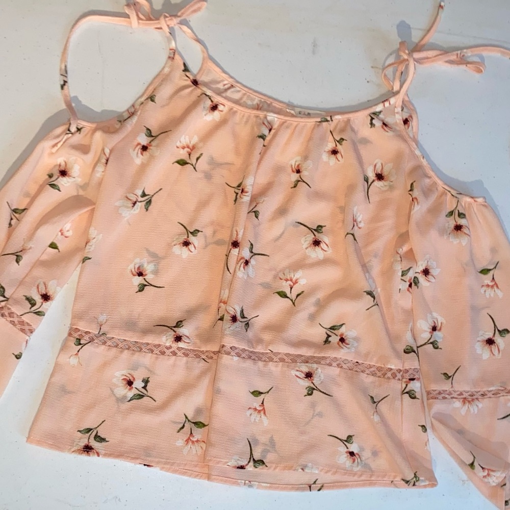 Cute floral blouse flowy & flare shoulder cut outs